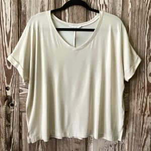 Double Zero Creme Beige V-Neck Short Sleeve Tee Size Medium